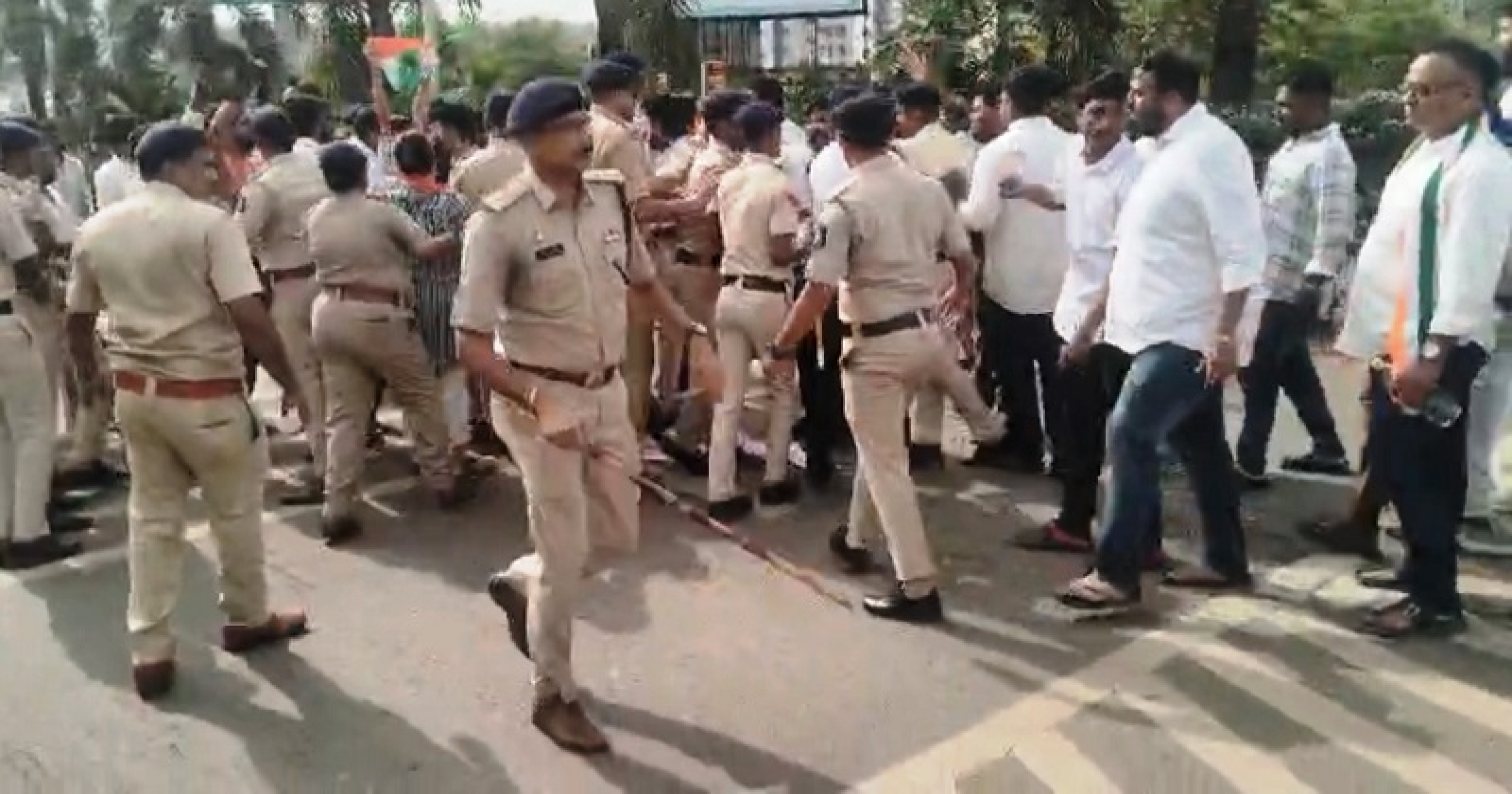 काँग्रेसचे अध्यक्ष खर्गे यांना भाजयुमोने दाखवले काळे झेंडे