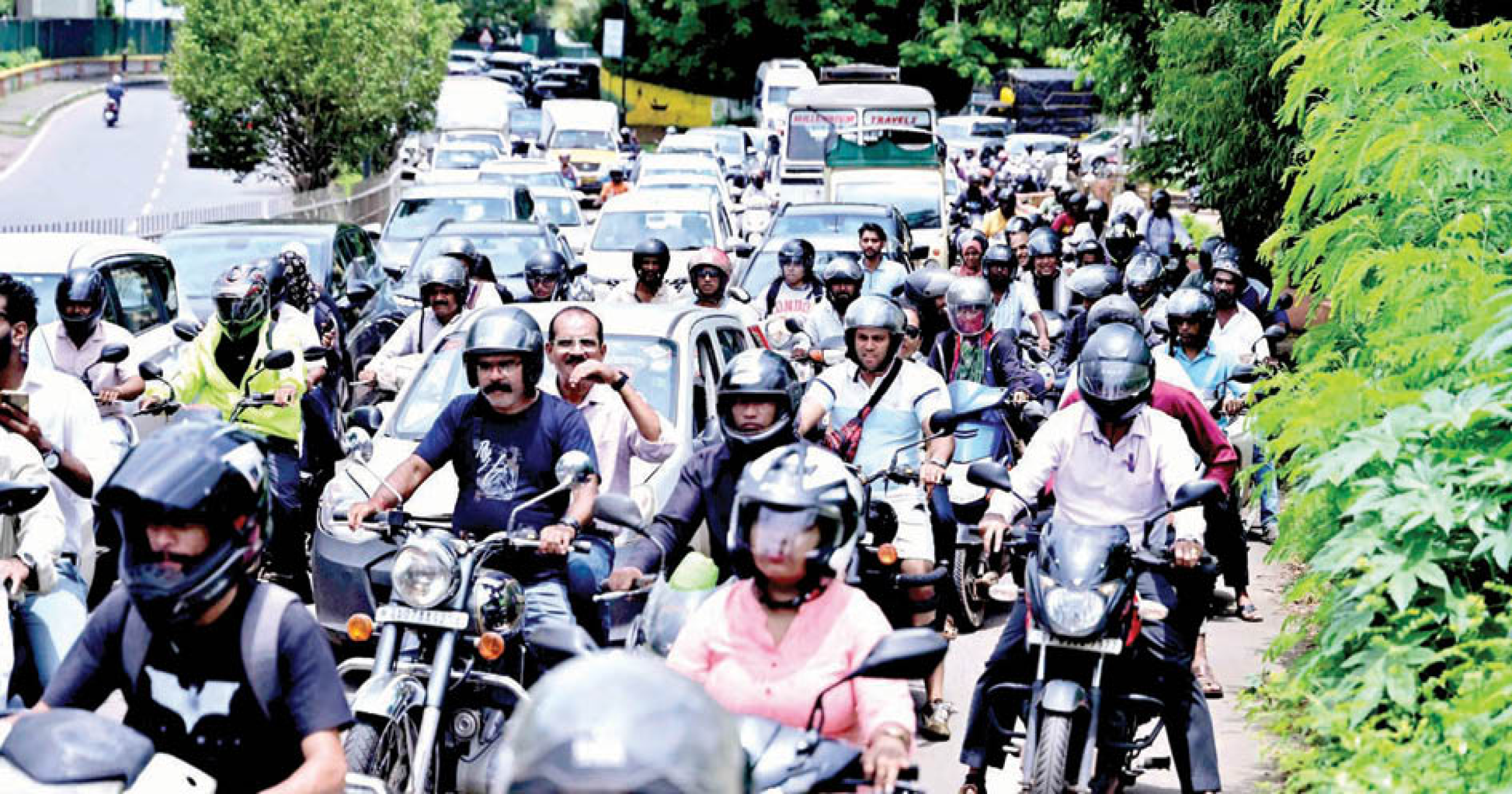 वाहतूक कोंडीच्या विळख्यात राजधानी