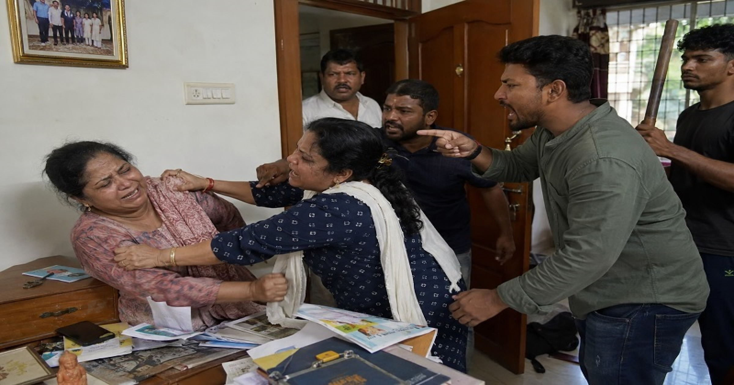 राहत्या घरातून कुटुंबाला जबरदस्तीने बाहेर काढण्याचा प्रयत्न