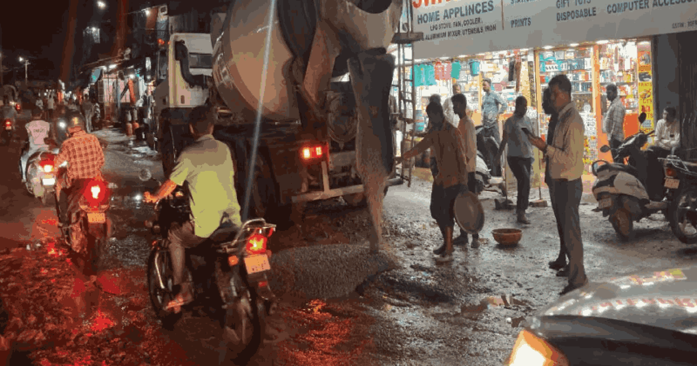 झुआरीनगर परिसरातील रस्ते खड्डेमय; कॉंग्रेस नेत्याने स्वखर्चातून बुजवले खड्डे
