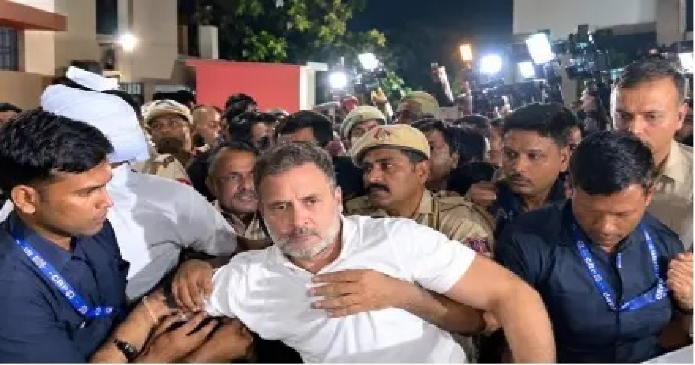 राहुल, प्रियंकासह २५० जणांना पोलिसांनी घेतले ताब्यात