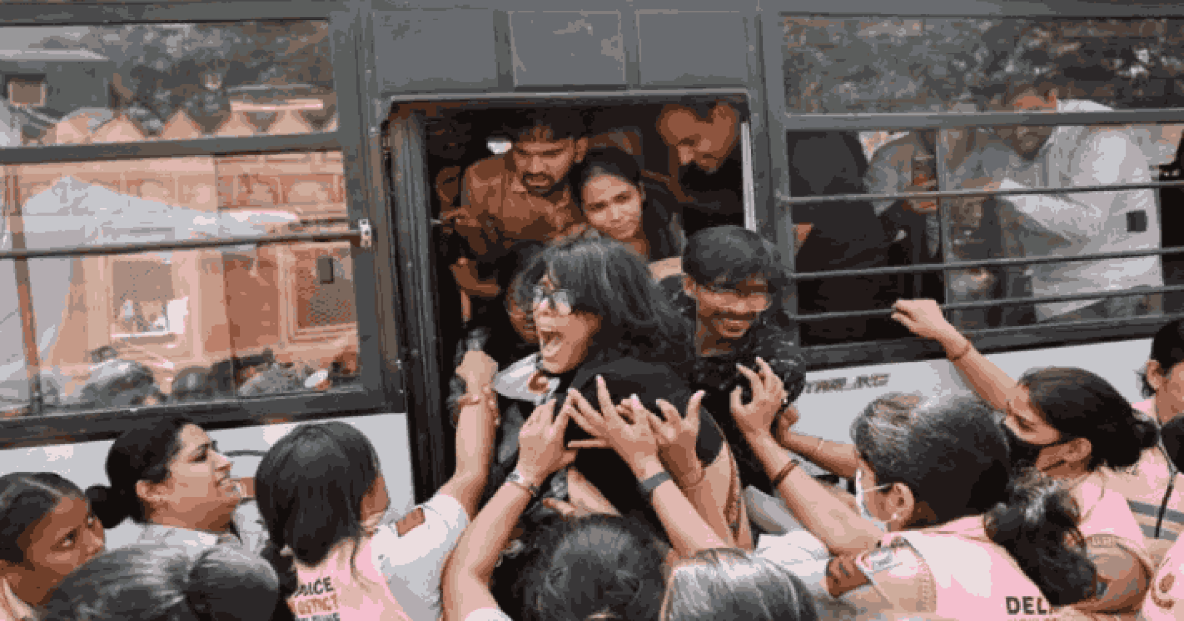 दिल्लीमध्ये ‘कॉक्रोच जनता पार्टी’च्या आंदोलनावर पोलिसांचा बडगा; अनेकांना घेतले ताब्यात