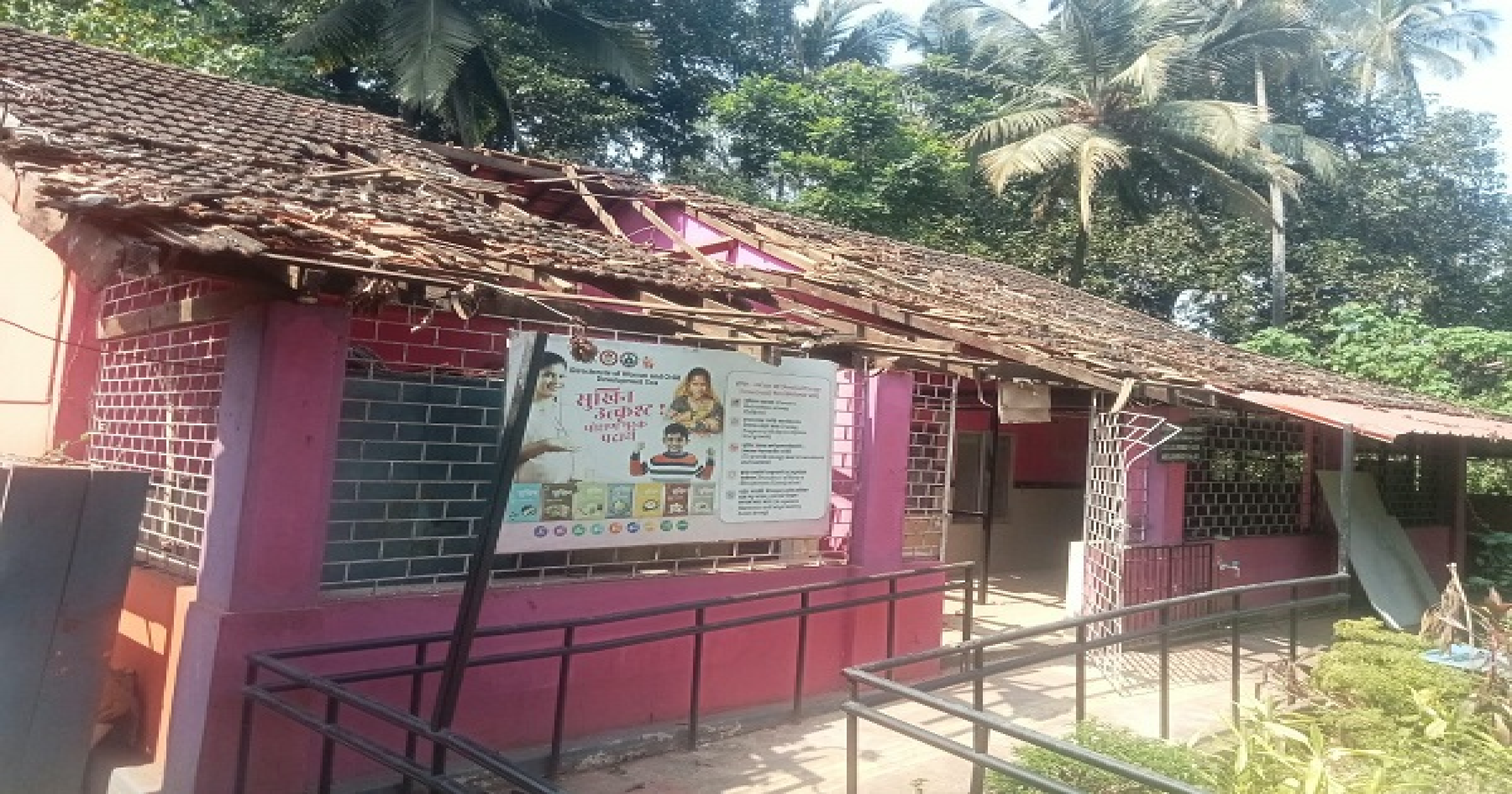 पोकेवाडा-मोरजीतील सरकारी शाळेवर झाड पडून छपराची हानी