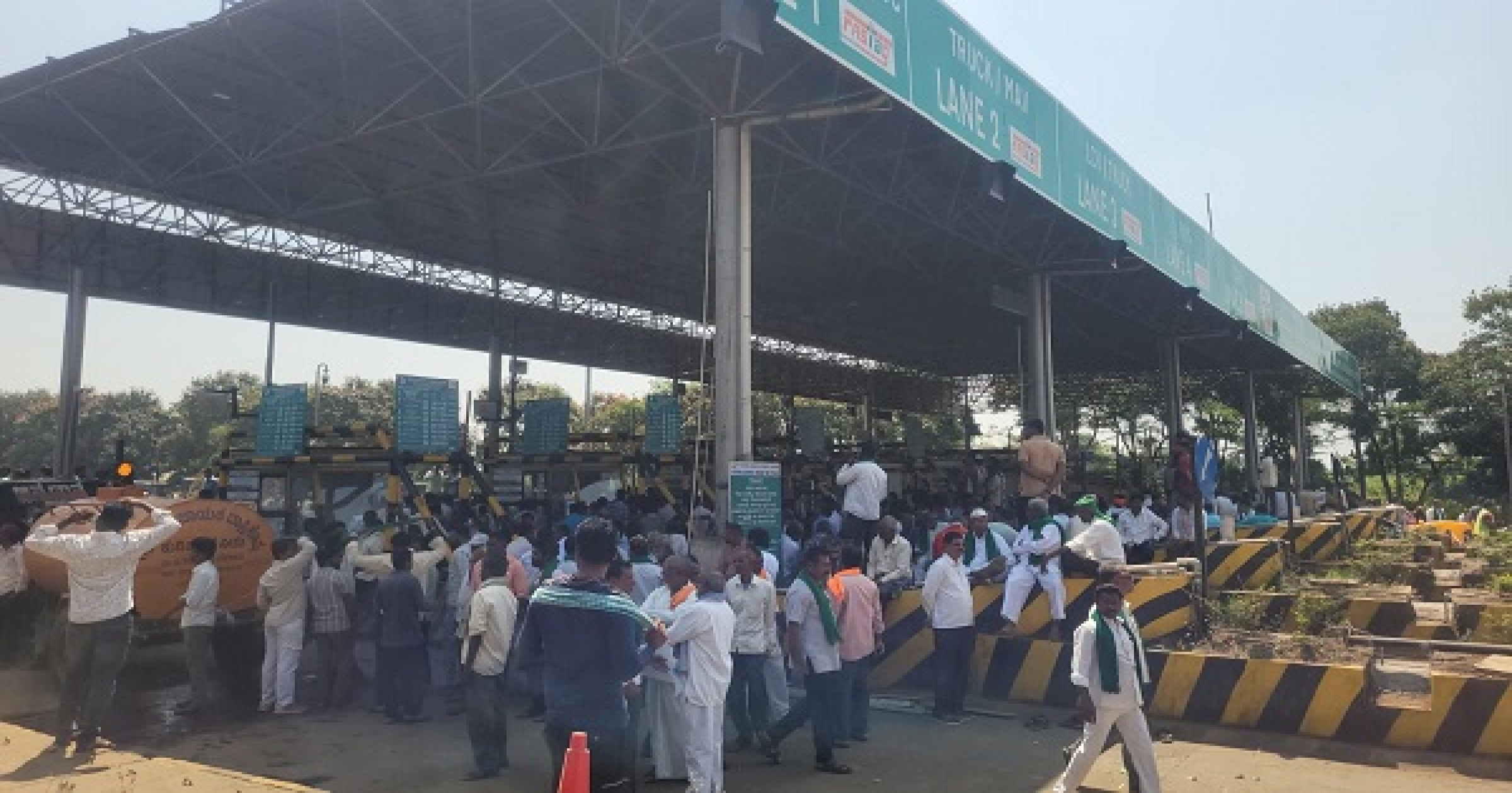 कर्नाटक, महाराष्ट्रातील शेतकऱ्यांचे ऊस दरवाढीसाठी आंदोलन