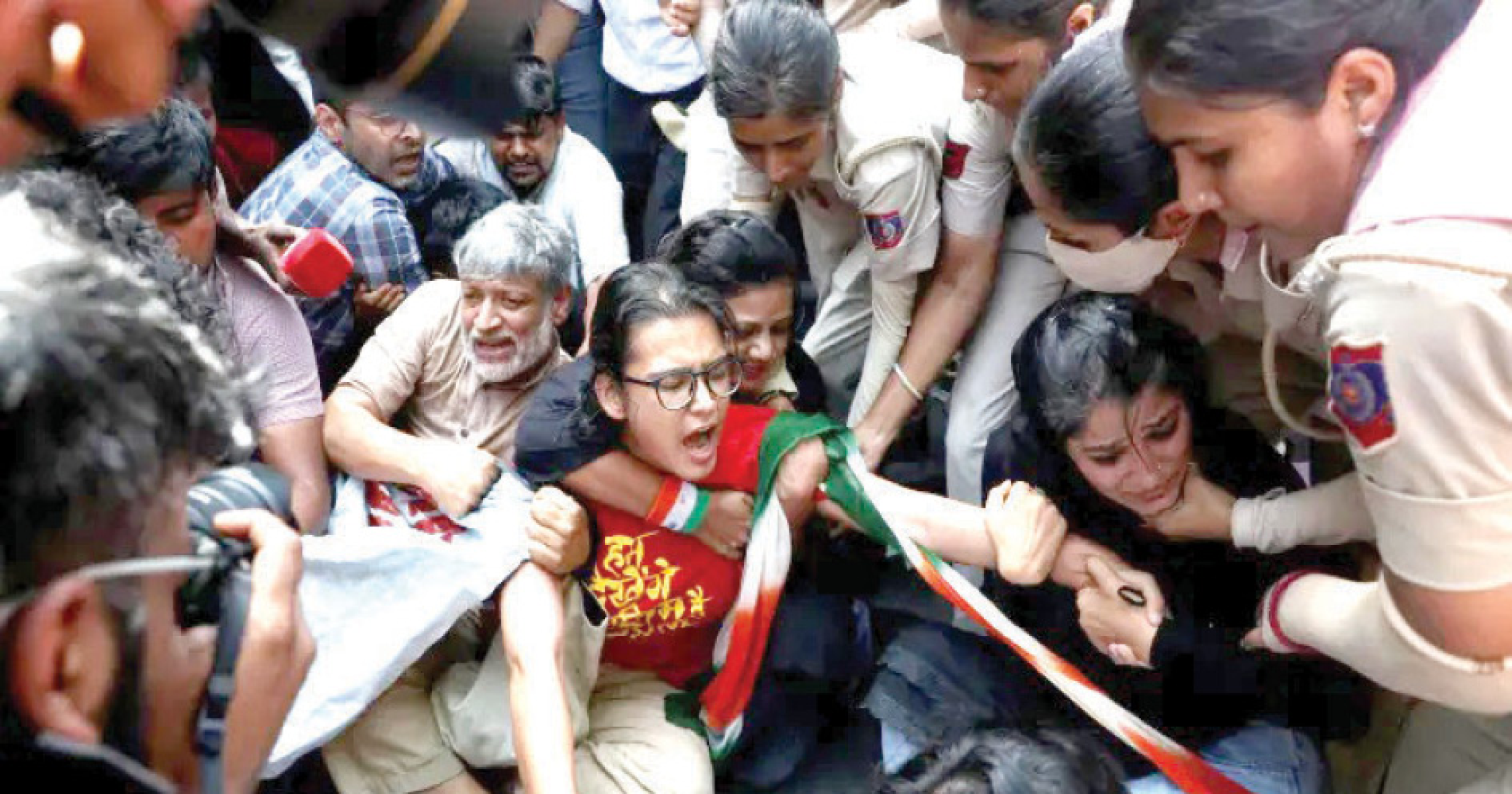 सत्ता जेव्हा घाबरते  आंदोलनाविरोधात उगारल्या जाणाऱ्या दडपशाहीचे मानसशास्त्र