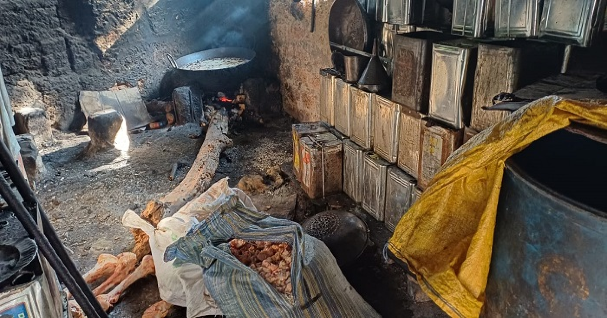 राय येथे गोमांसापासून तूपनिर्मितीच्या कारखान्यावर छापा