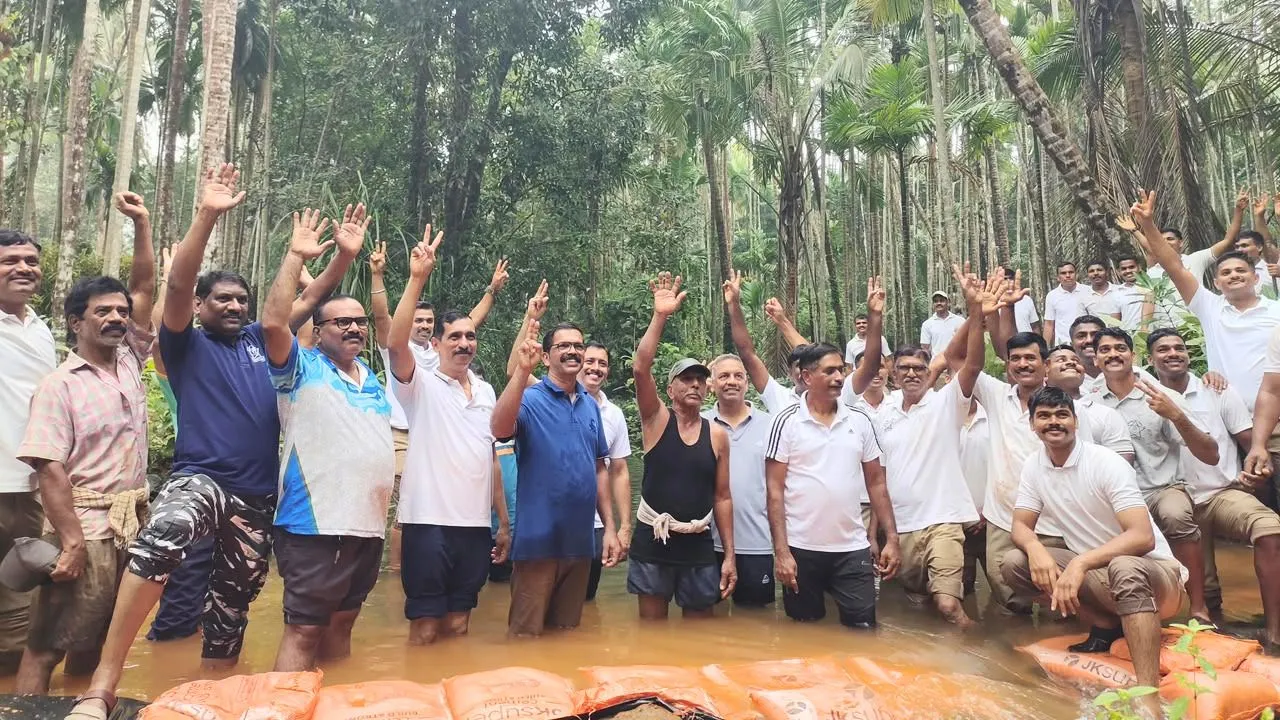 Sindhudurg Police officers and local residents participating in Vanrai bund construction for water conservation.