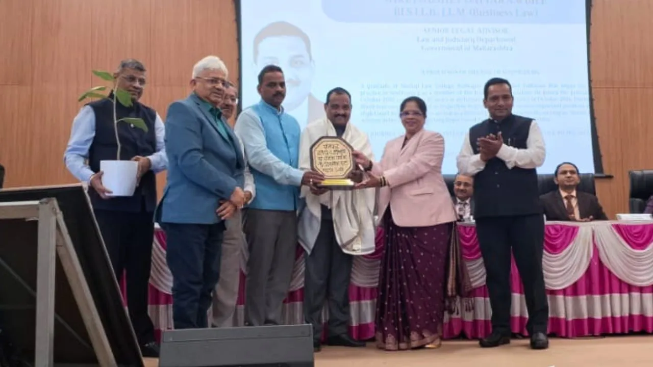 Rakesh Bille felicitated by the Sindhudurg District Bar Association following his appointment as Maharashtra Law Secretary.