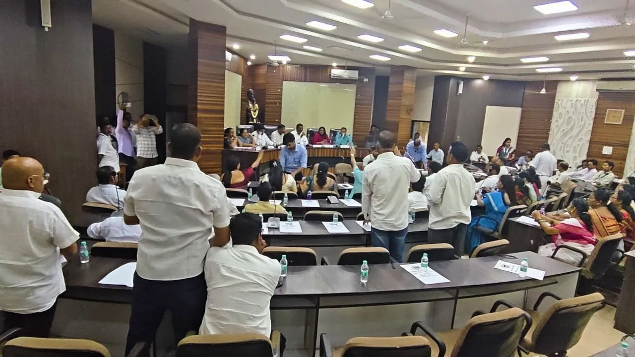 Sindhudurg Zilla Parishad special general meeting discussing the 2026–27 Finance Commission development plan.