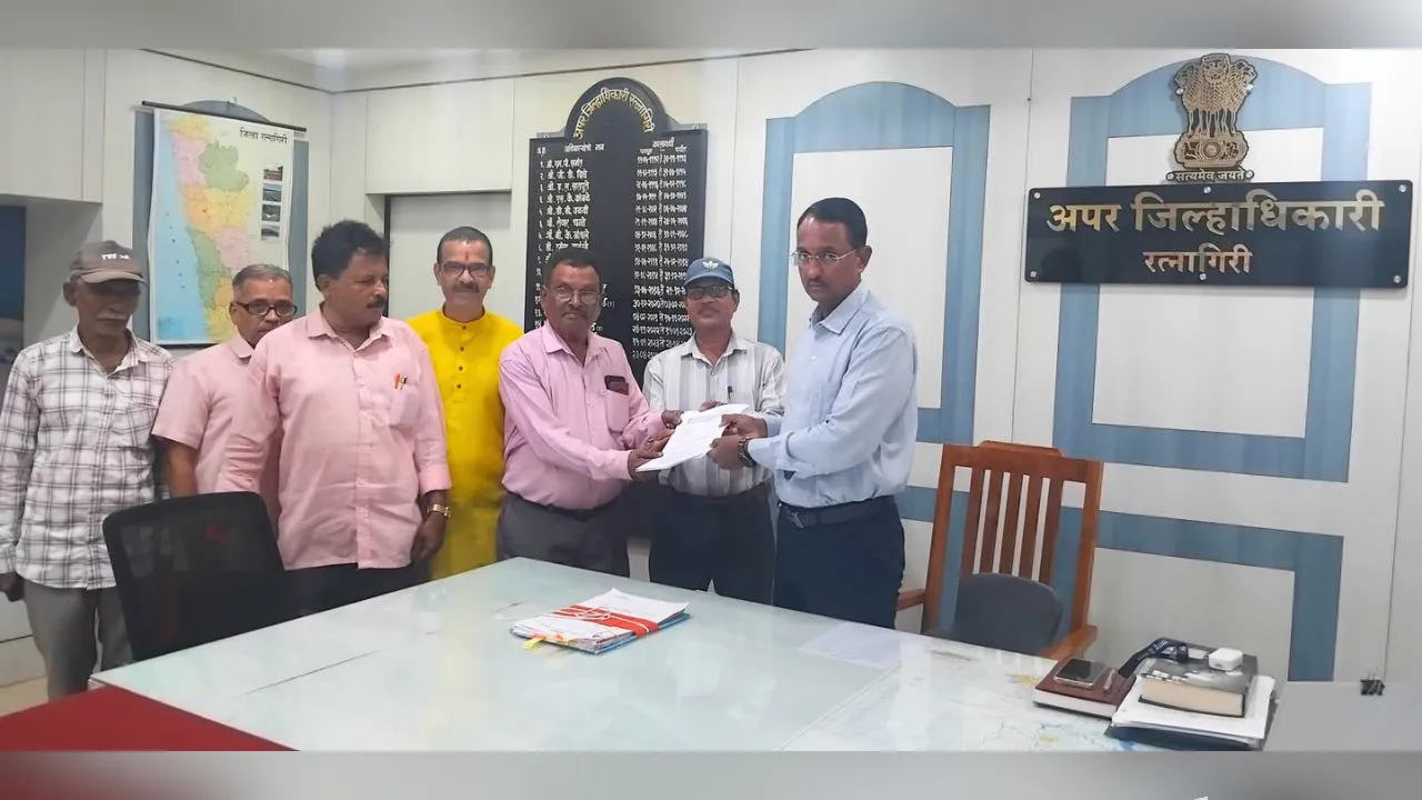 Temple Federation representatives submit a memorandum demanding drought compensation for temple lands and authorised farmers in Ratnagiri