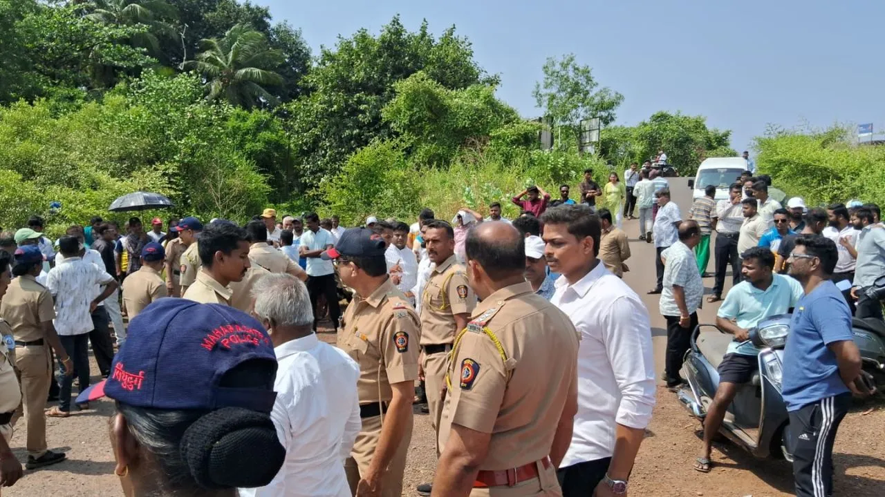 Local fishermen and kayaking project proponents discuss the proposed project at Bagwadi Jetty in Mithmumbari, Devgad.