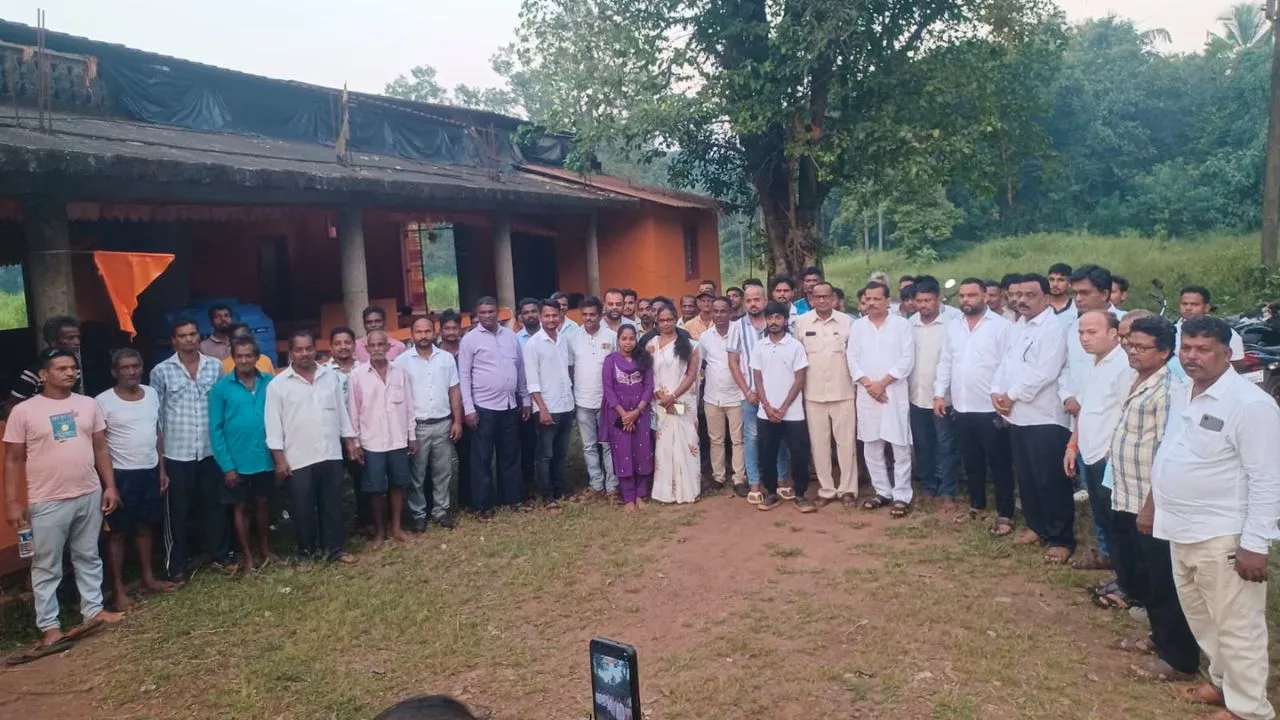 Sanju Parab addresses villagers at Vazare village in Dodamarg over allegations of groundwater depletion and river drying linked to Vedanta Company's borewells.