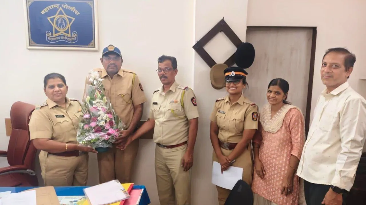 Mumbai Police Constable Anil Sudam Patil returns lost gold jewellery and cash to the rightful owner.
