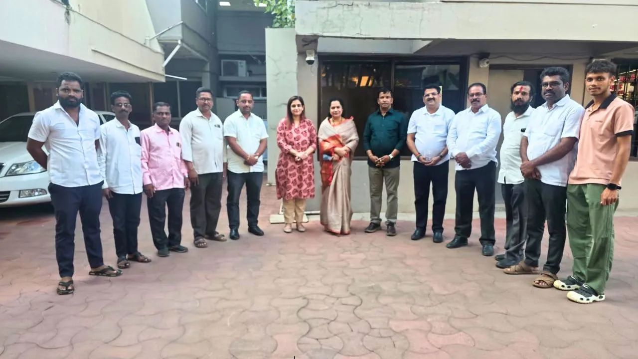 Sindhudurg Congress leaders congratulate MLA Satej alias Bंटी Patil on the Gokul Milk Union election victory.