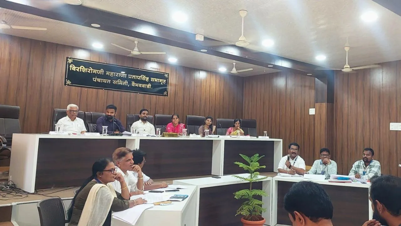Vaibhavwadi Panchayat Samiti meeting where Devanand Palande raised questions about Ainari Gram Panchayat expenditure.