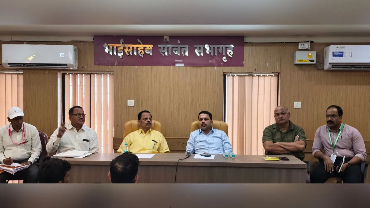 Sindhudurg District Bank Chairman Manish Dalvi addressing dairy cooperative representatives about financial support for dairy farming and milch animal purchases.