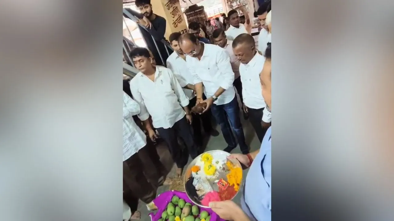 Devgad Alphonso Hapus mango box sold for ₹36,000 at Mumbai's Vashi Market before the regular mango season.