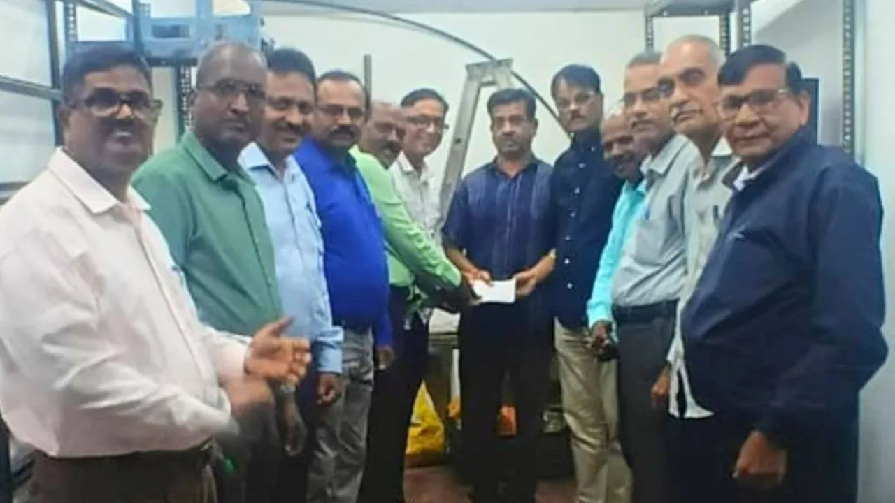 Charmakar Samaj members hand over ₹33,500 financial assistance to Sanjeev Nipanikar in Sawantwadi.