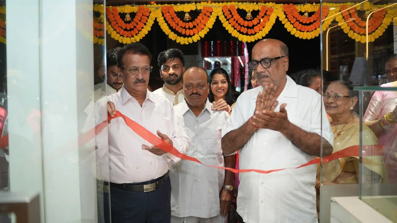 Grand inauguration of Umesh Vasant Chodankar Jewellers at Ubha Bazaar near Bank of India in Sawantwadi.