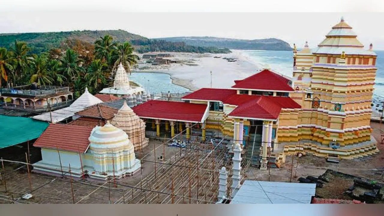 Kunkeshwar Deepotsav 2026 at Kunkeshwar Temple in Devgad, featuring thousands of traditional lamps along the seashore.