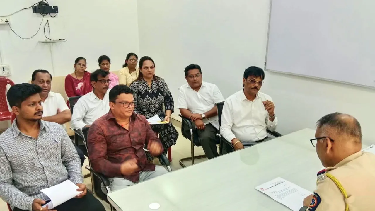 BJP councillors meet Sawantwadi police officials over fake MNGL gas connection calls and online OTP fraud targeting residents.