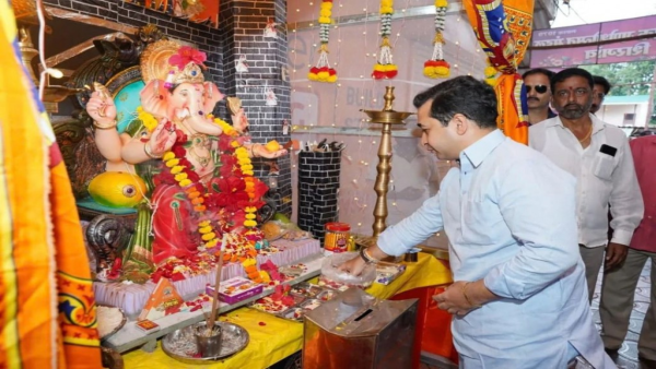 पालकमंत्री नितेश राणेंनी घेतले शिरगावच्या गणरायाचे दर्शन 