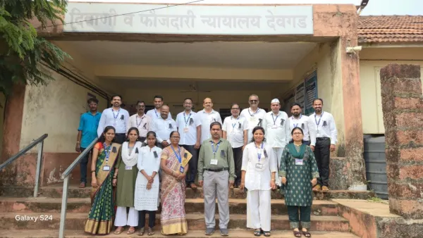 देवगड न्यायालयीन कर्मचाऱ्यांचे काळ्या फिती लावून आंदोलन