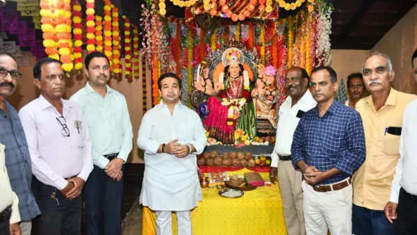 पालकमंत्री नितेश राणेंनी सावंतवाडीतील नवदुर्गेचे घेतले दर्शन
