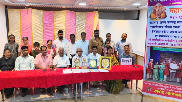पुरस्कार देताना सांस्कृतिक विभागाची घिसाडघाई