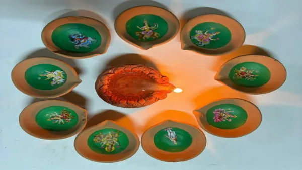 मातीच्या पणत्यांवर साकारली नवदुर्गांची नऊ रूपे ! 