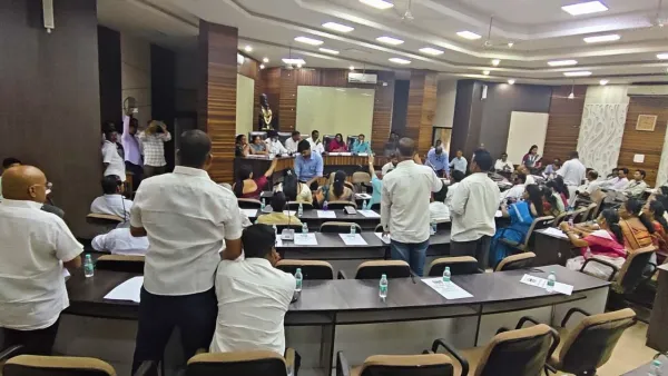 Sindhudurg Zilla Parishad : ‘आम्ही काय पाकिस्तानवाले आहोत?’ निधीवाटपावरून विरोधकांचा सभात्याग