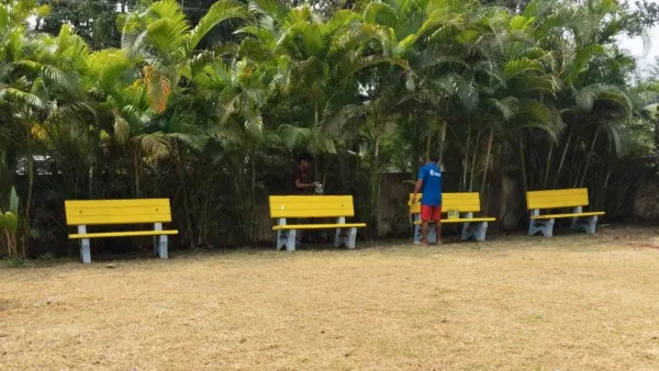 सावंतवाडी पोलीस ठाण्यासह तीन ठिकाणी सहा सिमेंट बेंचेस 