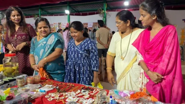 आदिशक्ती प्रदर्शनाला अनुराधा नारकर यांची भेट