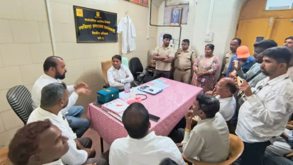 Shiv Sena UBT leader Rupesh Raul and party representatives question the medical superintendent at Sawantwadi Sub-District Hospital over alleged patient care issues.