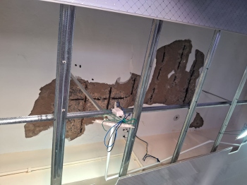 Part of false ceiling collapses   at Mapusa electricity office
