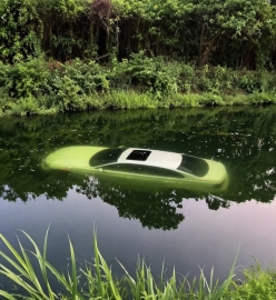 Vehicle plunges into   Selaulim canal;  three escape unhurt