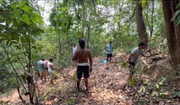 Lairai Devi devotees clean well,   restore pathway in Charavane