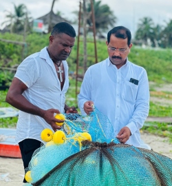 Traditional fishermen flag illegal fishing before M’rashtra MP