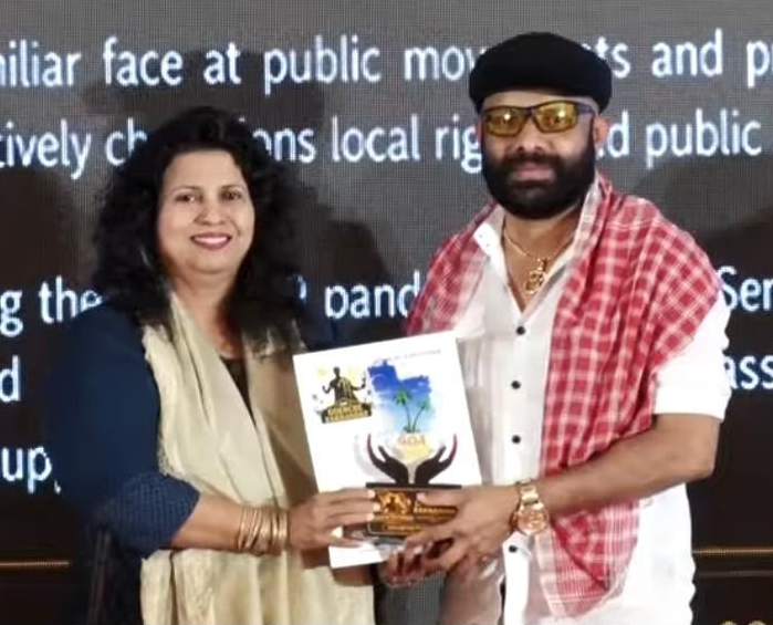 Goenche Rakhankar presents award to Bhandari