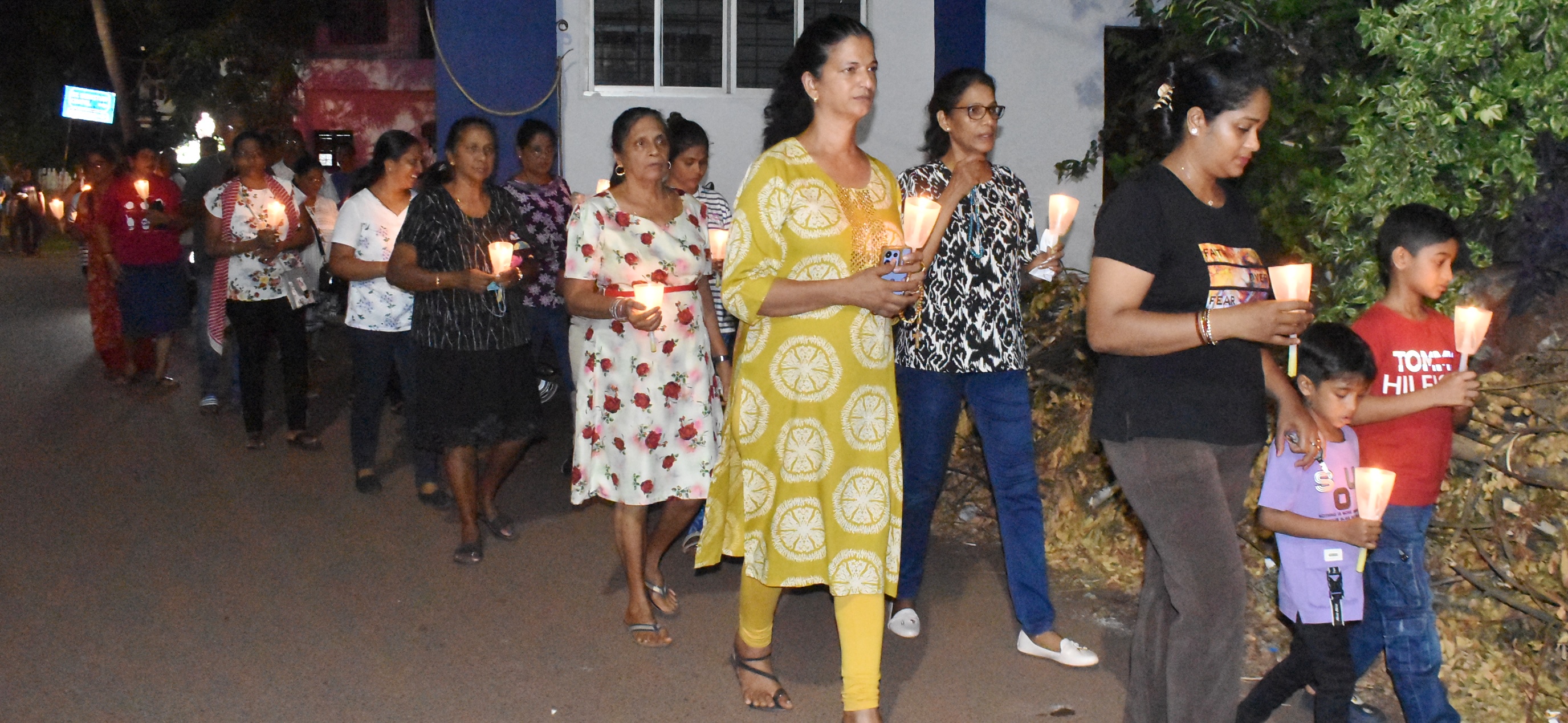 St Anthony devotees take   out candlelight procession