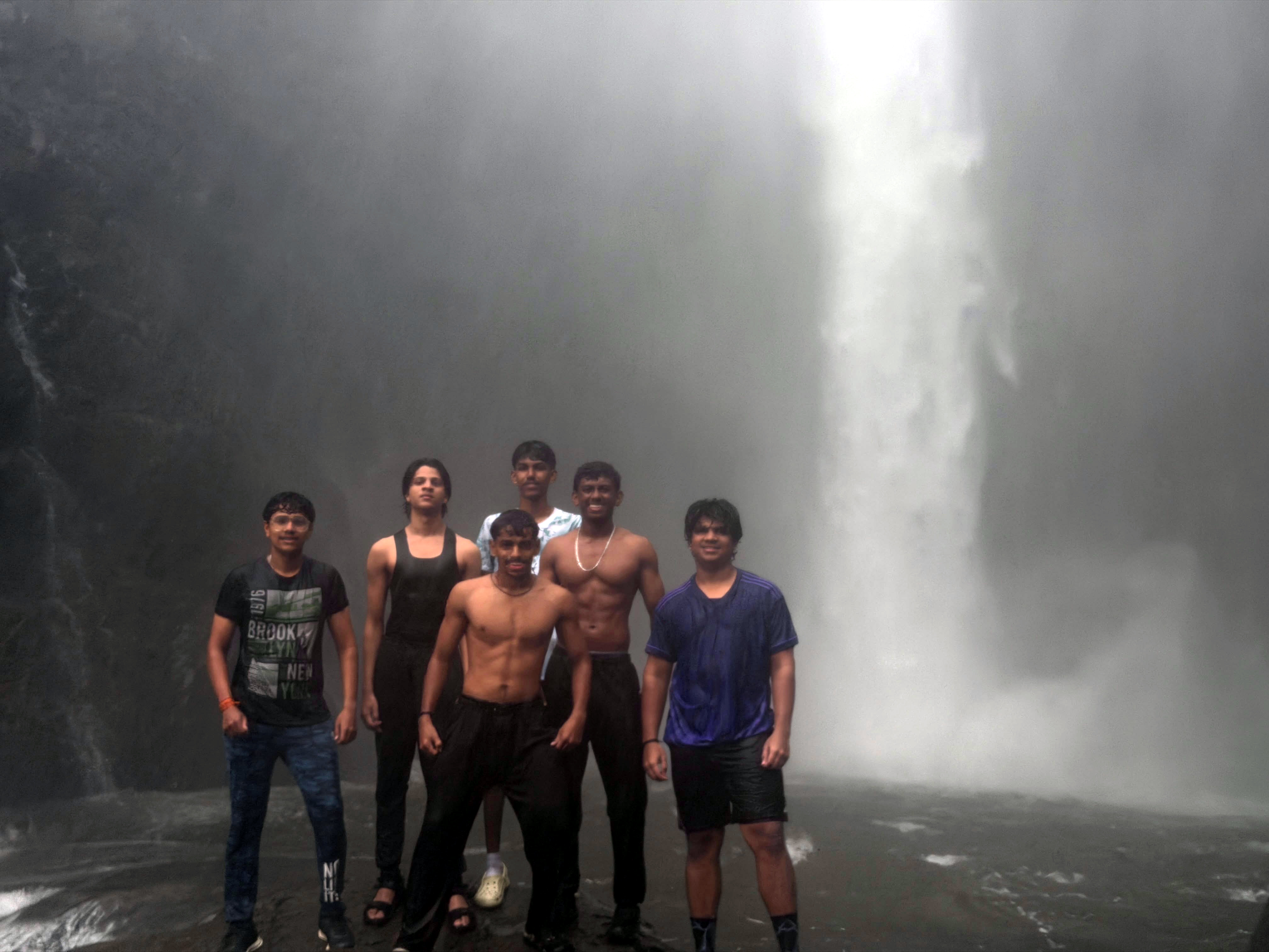 6 Sanquelim youths rescued  after being strande...
