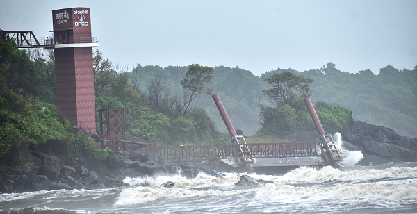 Betul ONGC jetty gives way
